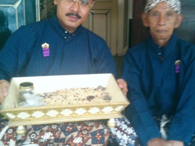 Dr. Wigung Wratsangka sedang di kraton